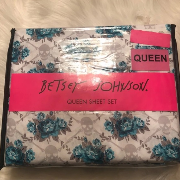 Betsey Johnson Other - BETSEY JOHNSON SKULLS/CROSSBONES/FLORAL SHEETS SET